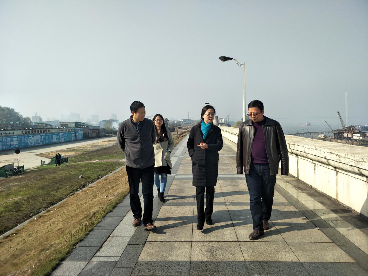 陪同李军副市长考察抗洪广场