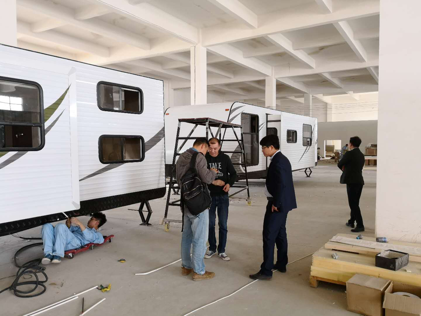 文旅集团赴共青检查逍遥岛房车营地项目房车生产情况