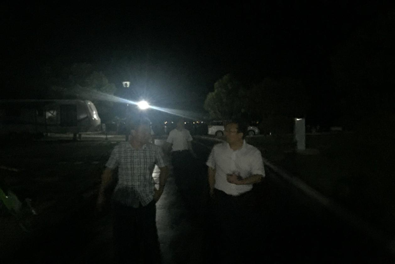 集团领导深夜视察房车营地项目建设情况