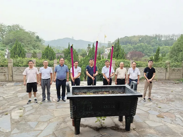 中秋时节 岳朝军会长一行前往九江岳母祠与岳飞夫人墓地祭拜