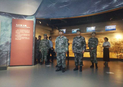 江西省军区副司令调研九江抗洪广场