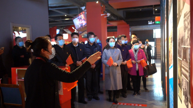 市直机关工委党总支举办&ldquo;回顾辉煌历史、传承红色基因、观看红色经典影片&rdquo;主题党日活动