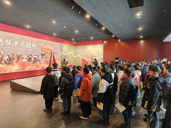 弘扬伟大抗洪精神 汲取奋进力量丨经开区双语教育集团沿浔学校到九江九八抗洪展陈馆开展"开学第一课"红色教育活动